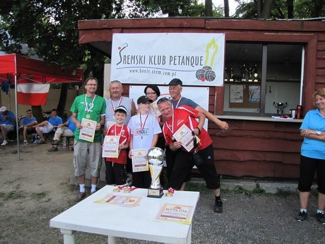 Wicemistrzowie IIIligi z Białostockiego Klubu Petanque (od lewej) pierwszy rząd: juniorzy Maurycy Klimaszewski, Łukasz Jabłoński oraz seniorzy Jarosław Jabłoński; drugi rząd: Mariusz Klimaszewski, Andrzej Mosiewicz, Urszula Klimaszewska, Ryszard Mosiewicz