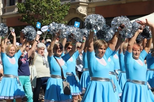 Z uśmiechem od ucha do ucha, w kolorowych przebraniach i srebrnych szalikach 500 seniorów paradowało ul. Piotrkowską