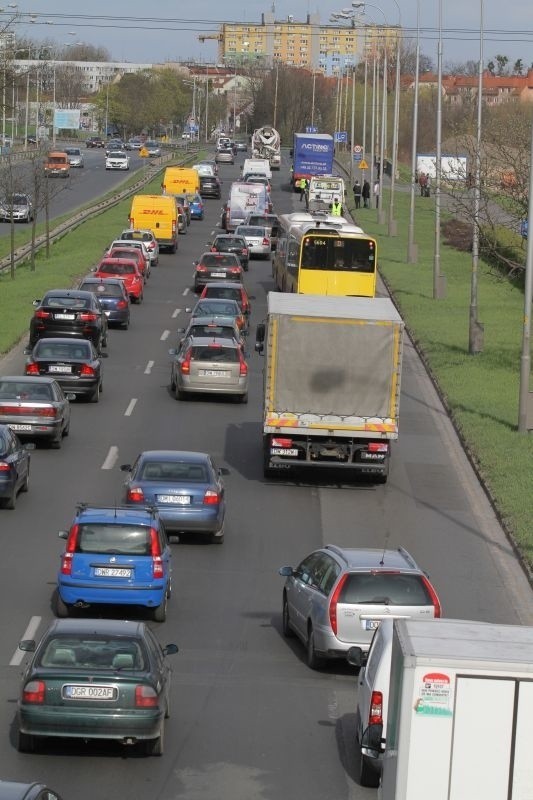 Wypadek na Krzywoustego. Potężne korki w stronę Psiego Pola (ZDJĘCIA)