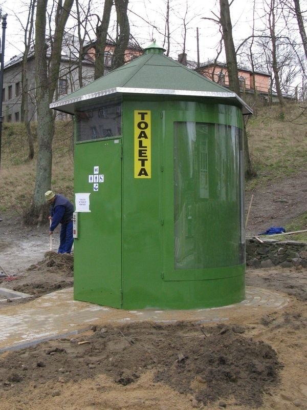 Za kilka dni zostanie uruchomiona nowa toaleta przy miasteckim ratuszu. Za prawie 60 tysięcy złotych. 