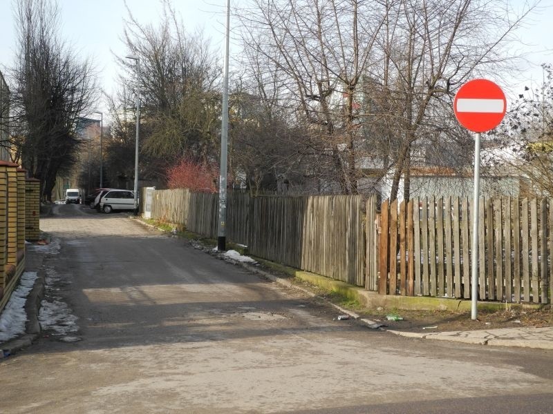 Ul. Gruntowa 8. Absurdalny dojazd, bo zginęła tabliczka (zdjęcia, wideo)