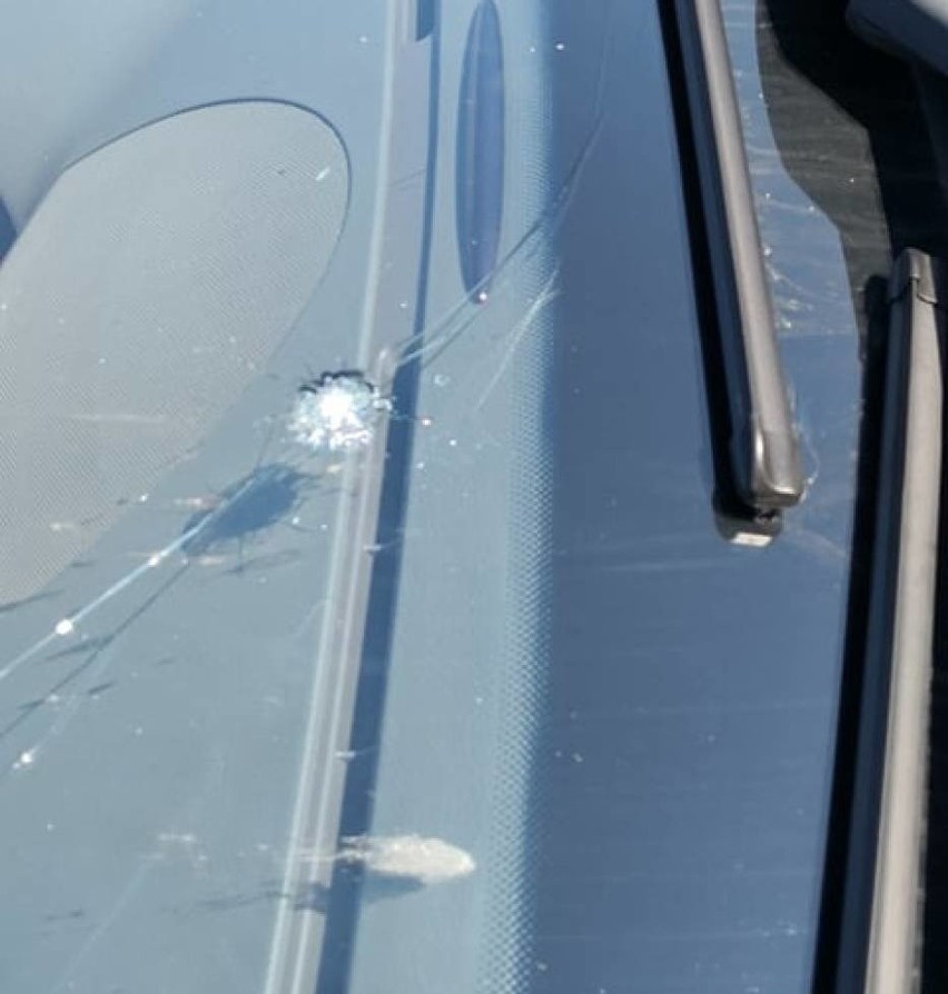Pracownik firmy kurierskiej, zamiast doręczyć przesyłkę, ostrzelał samochód klienta! (ZDJĘCIA)