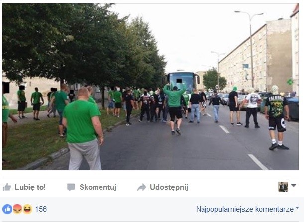 Zdjęcie na profilu Lubuscy Kibice, które pokazuje, że fani Falubazu spacerowali po gorzowskim Zawarciu bez eskorty policji.