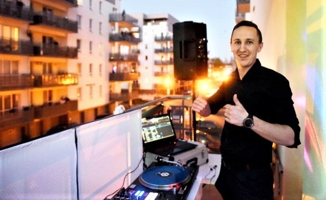 W piątek, 17 kwietnia 2020 r., DJ Mati – Mateusz Przysucha urządził swoje stanowisko na balkonie bloku przy ul. Obywatelskiej 47 w Zielonej Górze
