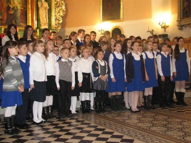 Koncert rozpoczął sie koledą "Cicha noc", na wszystkie głosy, jakimi dysponują dwa szkolne chóry.