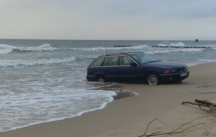 Wjechał samochodem na plażę w Mielnie. Nie potrafił się wydostać