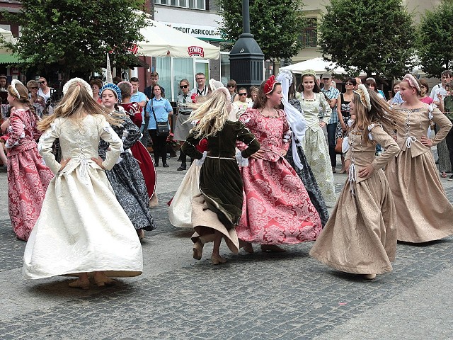 W ramach IV Festiwalu im. Piotra z Grudziądza na niedzielę, w g.  14-17, na Rynku trwać będzie rodzinny piknik z muzyką dawną. Wystąpią: Zespół Muzyki Dawnej i Folkowej "Grupa Radnyna", Zespół Muzyki i Tańca  Dawnego "La Danza Antica", Zespół Muzyki Dawnej "Incantare", Zespoły Muzyczne Państwowej Szkoły Muzycznej I i II st. im. Stanisława Moniuszki w Grudziądzu i Grupa Rekonstrukcyjna "Wilcza Rota" z Grudziądza.  Więcej: Rusza IV Festiwal Muzyki Dawnej im. Piotra z Grudziądza [program];nf