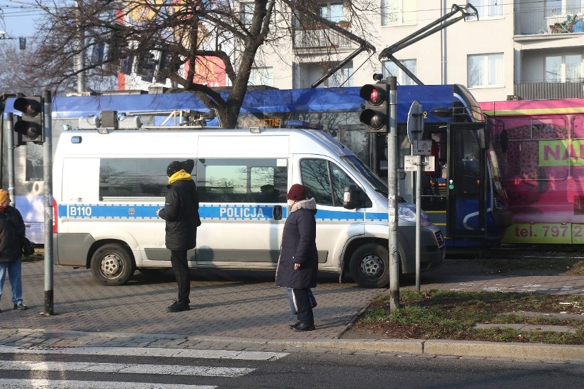 Wypadek MPK. Kobieta wpadła pod tramwaj, jest ciężko ranna