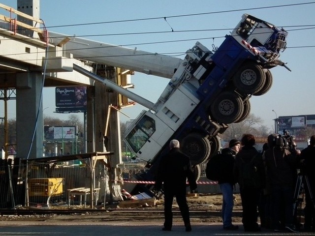 Do katastrofy doszło w grudniu 2011 roku. Zginął jeden z robotników, drugi został ranny. Operator dźwigu uciekł z miejsca wypadku.