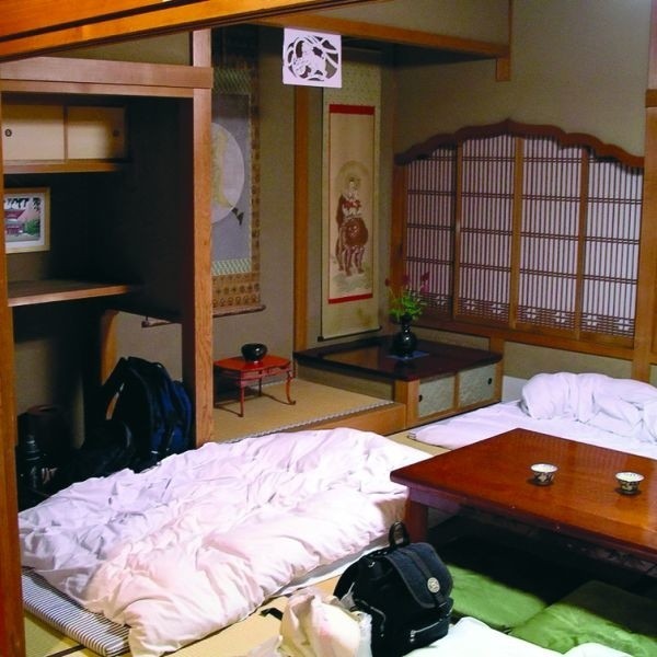 Meble w japońskim stylu są niskie, co powiększa optycznie pomieszczenie