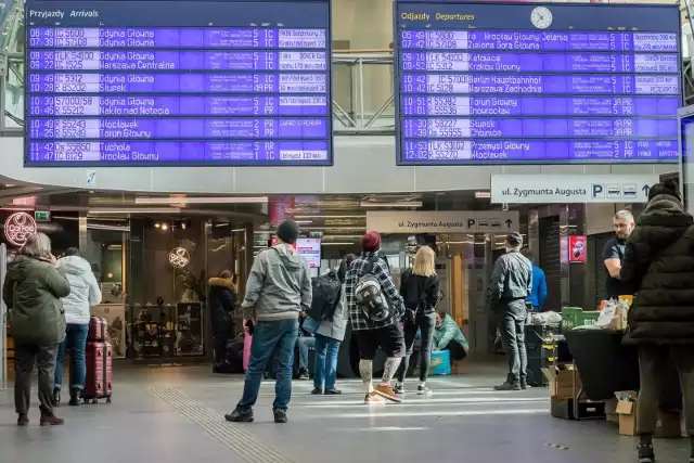 W całym kraju pociągi miały spore opóźnienia, a niektóre kursy zostały odwołane. Część pociągów skierowana została na zmienione trasy. Tak było przed południem na dworcu PKP Bydgoszcz Główna.