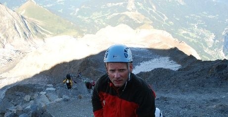 Tomasz Brylew na tle Aiguille du midi, szczytu w Alpach w...