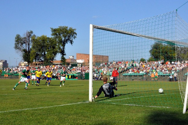 Arkadiusz Oziewicz jeden z młodych piłkarzy Radomiaka zdobywa w rzutu karnego pierwszego gola w meczu ze Stalą.