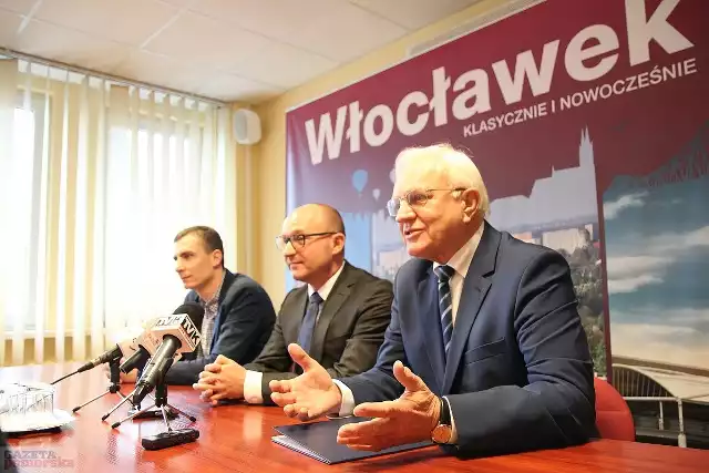 Jacek Wojciechowski - obok prezydenta Marka Wojtkowskiego i przewodniczącego Rady Miasta Krzysztofa Kukuckiego.