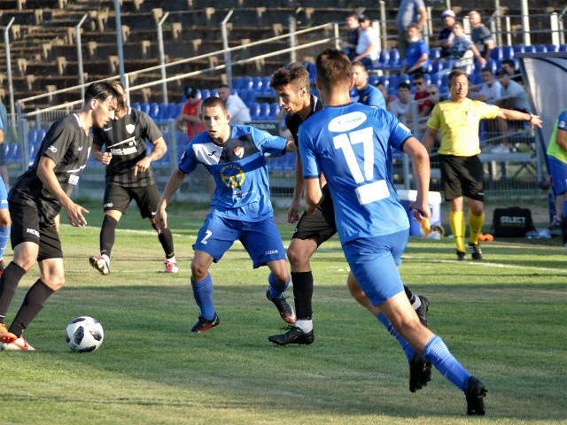 Piłkarze Gwardii (niebieskie stroje) ulegli na swoim boisku GKS Przodkowo.