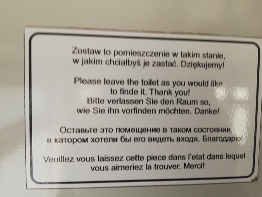 Błędy językowe na tabliczkach informacyjnych w pociągach są i… będą jeszcze. Nie wiadomo, kto za nie odpowiada