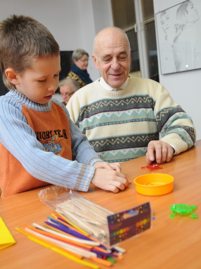 Gra wnuk Wawrzyniec oraz dziadek Józef