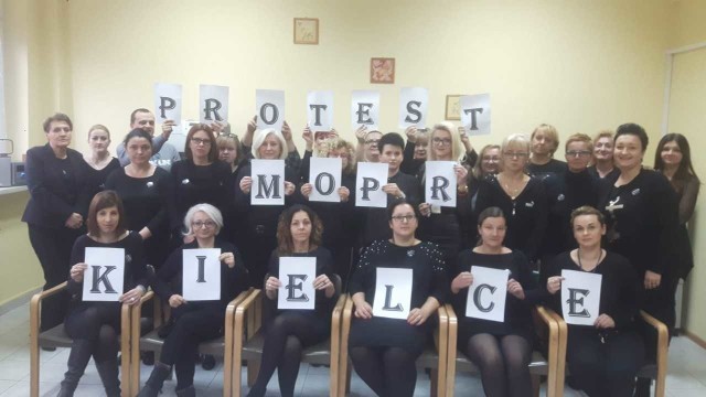 Pracownicy kieleckiego Miejskiego Ośrodka Pomocy Rodzinie włączają się w ogólnopolski protest. Jednym z elementów jest czarny ubiór.