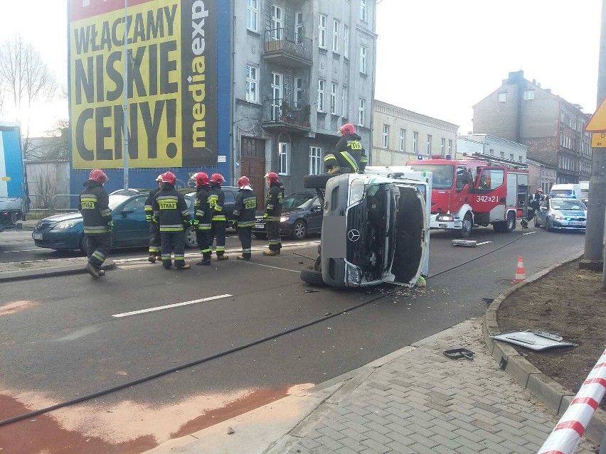 Wypadek na ulicy Tuwima. Wywrócone auto dostawcze (zdjęcia)