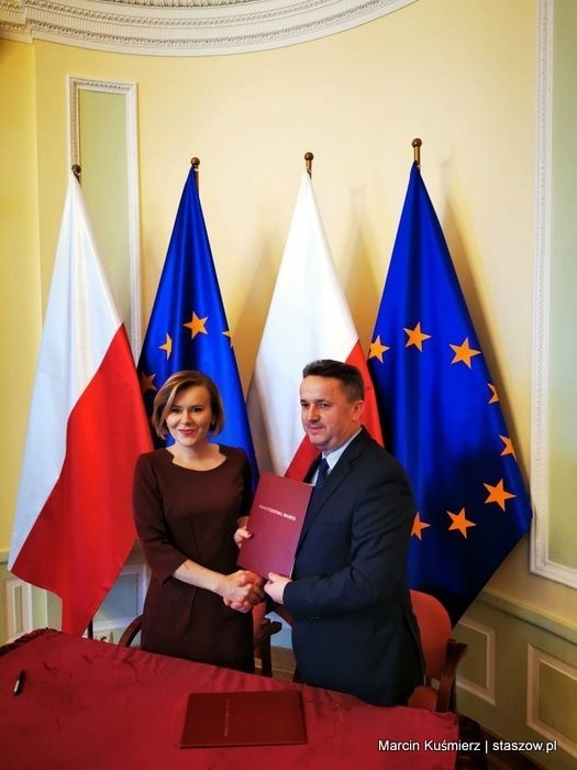 Leszek Kopeć i Anna Krupka podpisują umowę o dofinansowanie...
