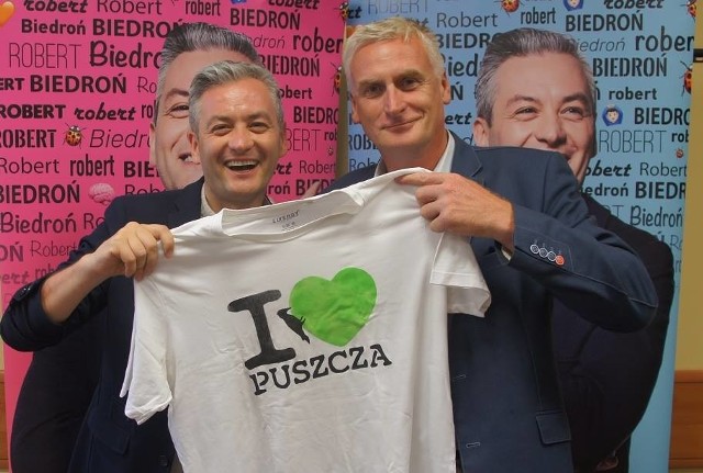 Wojciech Koronkiewicz podarował koszulkę Robertowi Biedroniowi