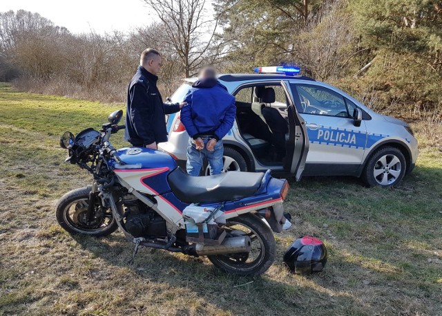 Policjanci ze Zbąszynka zatrzymali po pościgu motocyklistę z wieloletnim zakazem prowadzenia pojazdu. Przydała się znajomość terenu, bo mężczyzna uciekł do lasu. Policjanci podczas patrolu zauważyli motocykl należący do mężczyzny, o którym wiedzieli, że ma aktywny zakaz prowadzenia pojazdów mechanicznych. Gdy próbowali zatrzymać kierowcę, ten zaczął uciekać.  Policjanci ruszyli w pościg. Motocyklista próbował zgubić policjantów, skręcając najpierw w leśną drogę a następnie w las. Znajomość terenu przez policjantów pozwoliła na szybkie zatrzymanie uciekiniera. Mężczyzna miał zakaz porodzenia pojazdów mechanicznych – aż do 2024 roku. Motocykl nie posiadał badań technicznych oraz ubezpieczenia OC. Za niestosowanie się do wyroku sądu oraz niezatrzymanie do kontroli drogowej mężczyzna odpowie przed Sądem Rejonowym w Świebodzinie. Grozi ma kara pozbawienia wolności do lat 5. Za poruszanie się pojazdem niedopuszczonym do ruchu oraz wjazd pojazdem mechanicznym do lasu mężczyznę ukarano mandatem karnym w wysokości 1000 zł. Za poruszanie się pojazdem bez obowiązkowego ubezpieczenia OC wobec mężczyzny został skierowany wniosek do Funduszu Gwarancyjnego.Zobacz wideo: Szalona ucieczka kierowcy auta i skuteczny pościg świebodzińskiej policji