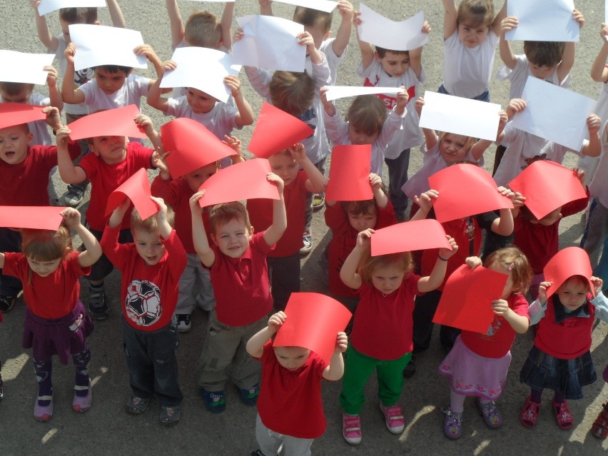 Bytom: Przedszkolaki ułożyły żywą flagę Polski [WIDEO i ZDJĘCIA]