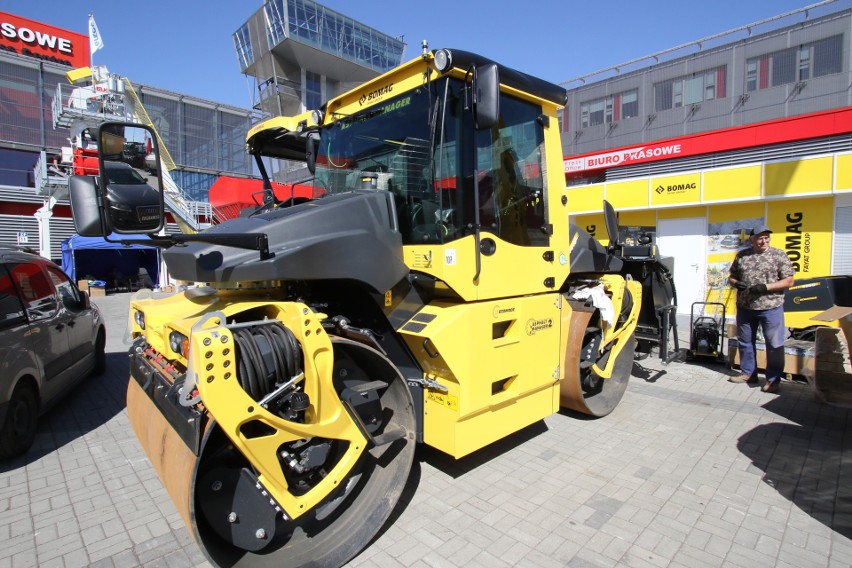 Maszyny giganty do budowy dróg na wystawie w Kielcach