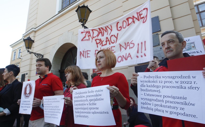 Protest pracowników sądów przed Sądem Okręgowym w Rzeszowie.