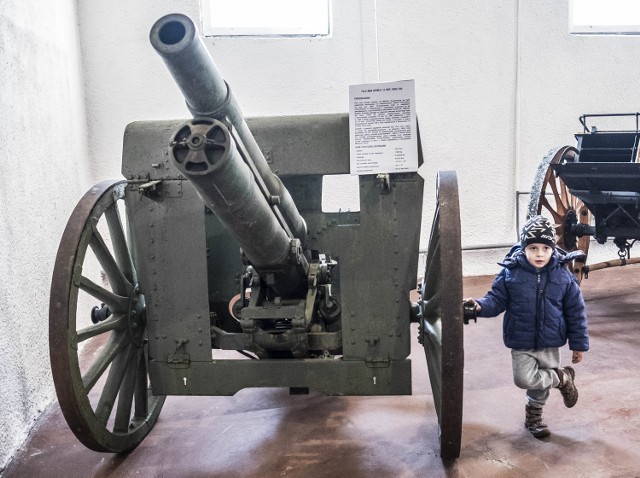 W ramach pokazu na terenie Muzeum Artylerii zobaczyć można było, poza stałą ekspozycją, między innymi:•	wyrzutnie rakietowe BM – 21 i WR – 40 Langusta•	transporter opancerzony Rosomak – S•	HMMWV (Hummer)•	moździerze M – 120, M – 98, LM – 60, 2B9 Wasilok•	wyrzutnie przeciwpancernych pocisków kierowanych Fagot i SPIKE•	ciężki granatnik przeciwpancerny SPG – 9•	armatę przeciwlotniczą ZU-23-2•	dalmierze i przyrządy rozpoznawcze•	broń strzeleckaPolecamy:  Sprawdź swoją wiedzą z języka polskiego!