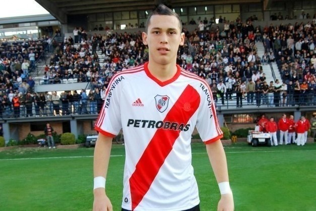 Lucas Ocampos grał w ataku River Plate z Davidem Trezeguetem