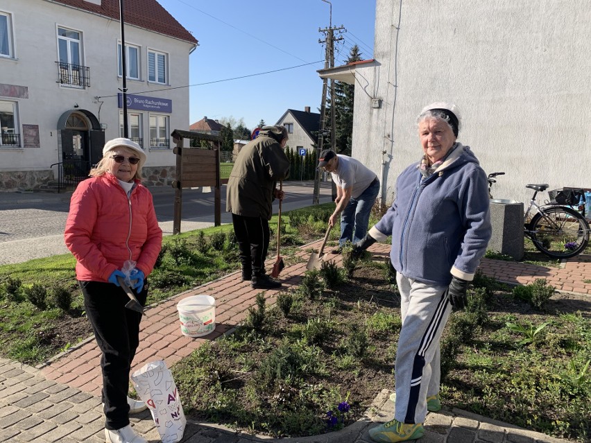 Skwer Seniorów w Choroszczy przygotowany na wiosnę