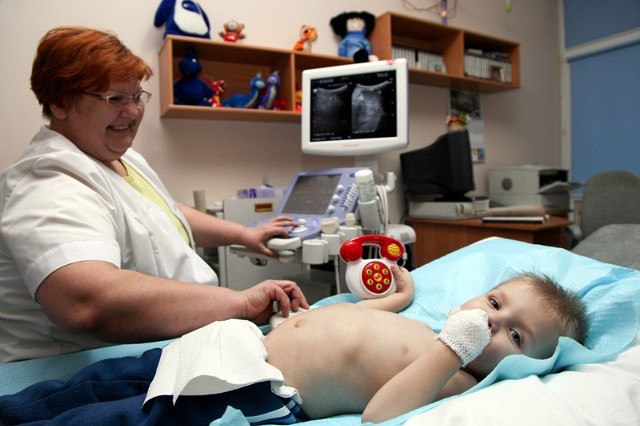 Niespełna trzyletni Grabriel, chorujący na zapalenie płuc, bardzo dobrze zniósł poniedziałkowe USG. Wykonująca je Józefa Borowska, specjalistka radiodiagnostyki, była zadowolona z wyników. Zachwalała nowy sprzęt głównie za jego wielofunkcyjność i wysoką jakość obrazu.