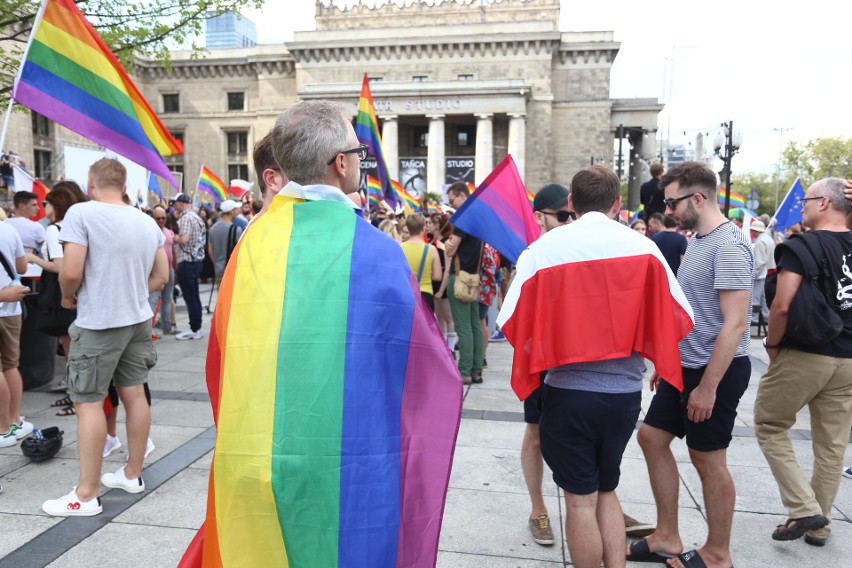 Protest w obronie LGBT pod Pałacem Kultury w Warszawie