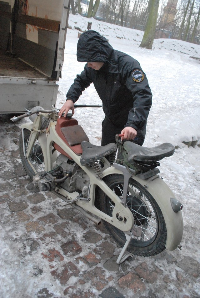 Motocykl służył w wojsku. Ma resztki kamuflażu w kolorze niemieckich sił zbrojnych. 