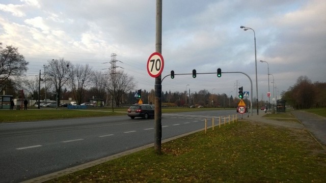 Jeden ze znaków zakazujących jazdy szybszej niż 30 km/h zamontowano na ul. Przybyszewskiego w pobliżu skrzyżowania z ul. Puszkina.