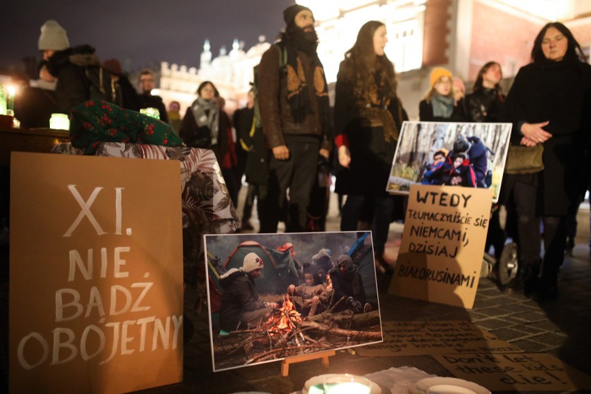 Kraków. Na Rynku stanął stół, to gest solidarności z uchodźcami. "Chcemy dzielić się naszym domem" - mówią krakowscy aktywiści