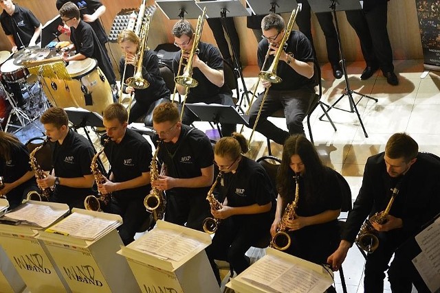 W niedzielę w Centrum Spotkań Muzyków Jazzowych w Rudnikach oleski big band Wind Band zagrali razem z amerykańskim trębaczem Charli Greenem.Charli Green zagrał w Rudnikach razem z opolskim gitarzystą jazzowym Krzysztofem Pumą Piaseckim, basistą Łukaszem Gorczycą, perkusistą Adamem Grzelakiem i pianistą Jackiem Prokopowiczem.