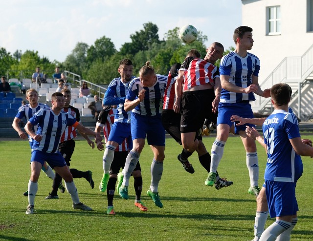 W półfinale Regionalnego Pucharu Polski na szczeblu województwa, Sokół Sieniawa przegrał u siebie z Resovią po dogrywce 2:4 (2:1). W finale rzeszowianie zagrają ze zwycięzcą pary Siarka II Tarnobrzeg - Karpaty Krosno (mecz 23 maja).TUTAJ RELACJA Z MECZUSokół Sieniawa – Resovia 2:4 (2:1, 2:2)Bramki: 0:1 Hass 3, 1:1 Kasza 13, 2:1 Stefan 27, 2:2 R. Adamski 65, 2:3 Ogrodnik 104, 2:4 Feret 110.Sokół: Pawlus – Drożdzal (60 Kardyś), Sivyj, Kapuściński, M. Padiasek ż – Lis, Bursztyka ż (92 S. Padiasek), Kasza (71 M. Jędryas), Stefan (67 Brocki) – Gnatek (58 D. Jędryas ż), Mołdoch (79 Wilusz). Trener Marcin Wołowiec.Resovia: Pietryka – R. Adamski (67 Pyrdek), Makowski ż, Pawlak (67 Ogrodnik), Kmiotek – Cach, Kwiek ż (86 Domoń), Tarasenko (60 Kaliniec), Szafar – D. Buczek (77 Feret), Hass (60 Twardowski). Trener Szymon Grabowski.Sędziował Złotek (Stalowa Wola). Widzów 300.Zobacz także: Piłkarze Legii odebrali medale za mistrzostwo Polski na Placu Zamkowym. Tytuł świętowali wraz z kibicami