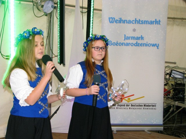 Wiktoria Potempa i Paulina Matuszek zaśpiewały na opolskim Rynku piosenkę „Der kleine Stern”. Ich nauczycielka zadbała, by w czasie występu miały w rękach odpowiednie rekwizyty.