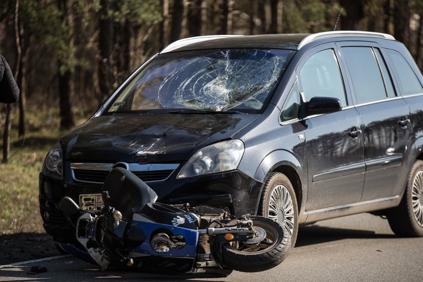 Wypadek w Kadzidle, 17-letni motorowerzysta trafił do szpitala [ZDJĘCIA]