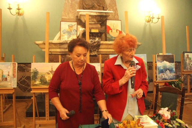 Prezes Zyta Trych i wiceprezes Maria Salus Towarzystwa Przyjaciół Sztuk Pięknych w czasie jubileuszowej wystawy  poplenerowej zostały nagrodzone medalami i oklaskami za działalność na rzecz kultury  drugiego człowieka.