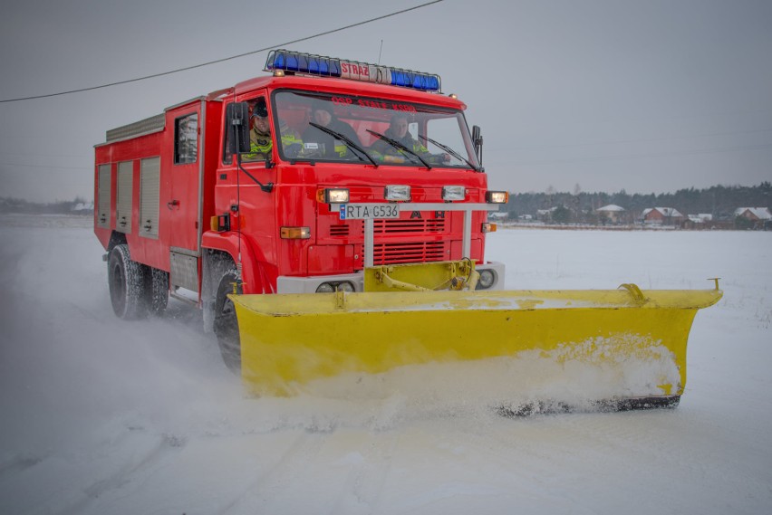 Strażacy ze Stalów i Żupawy pomagają odśnieżać drogi na terenie gminy Grębów (ZDJĘCIA)