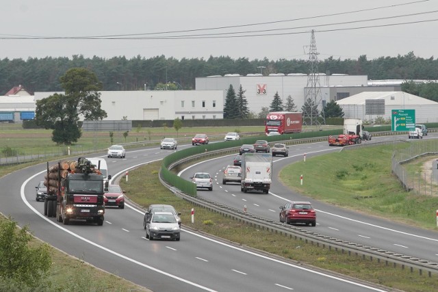 Regionalny Dyrektor Ochrony Środowiska w Poznaniu wydał decyzję środowiskową dotyczącą realizacji drogi ekspresowej S11 Poznań - Oborniki. Wskazany w niej został wariant przebiegu trasy o długości około 22 km. Jest to pierwszy krok na drodze ku realizacji tego odcinka. Rozpoczęcie robót planowane jest na koniec 2024 roku, a koszt budowy szacowany jest na 1,5 mld złotych. Zobacz mapę --->