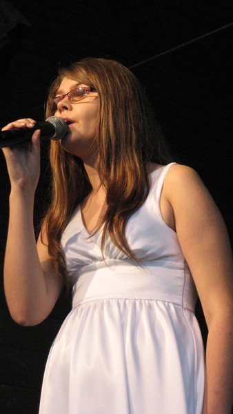 Śpiewa 15 -letnia Daria Barszczyk z Bydgoszczy, zdobywczyni I miejsca w kategorii powyżej 14 lat.