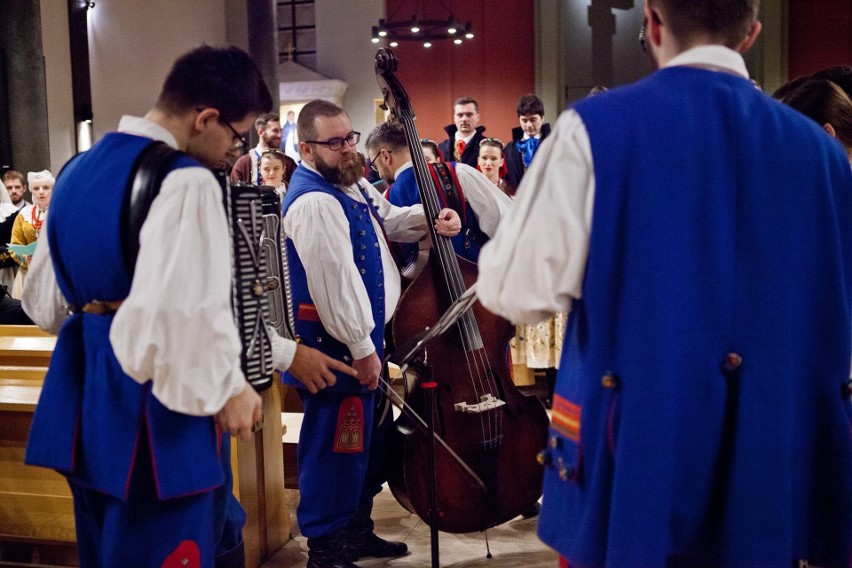 Koncert kolęd i pastorałek Studenckiego Zespołu Pieśni i Tańca "Połoniny" w kościele o. Dominikanów w Rzeszowie [ZDJĘCIA]