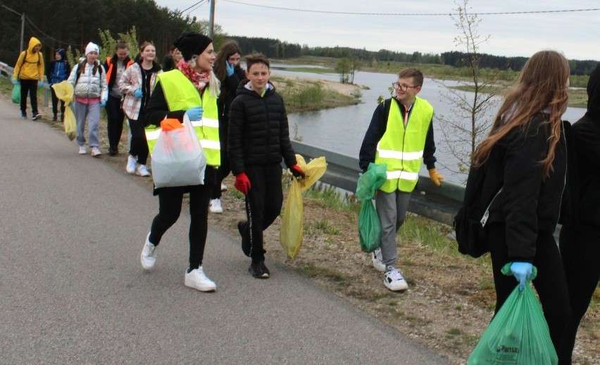 Akcja zbierania śmieci w gminie Rzewnie, 22.04.2024. To działania z okazji Światowego Dnia Ziemi