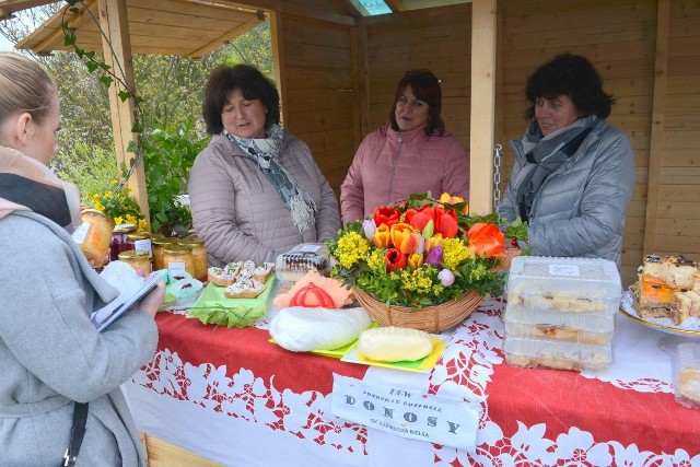 Donoskie Gosposie z gminy Kazimierza zachęcały do zakupienia ich firmwej sałatki z marchewki, cebuli i kapusty, częstowały też ciastami.