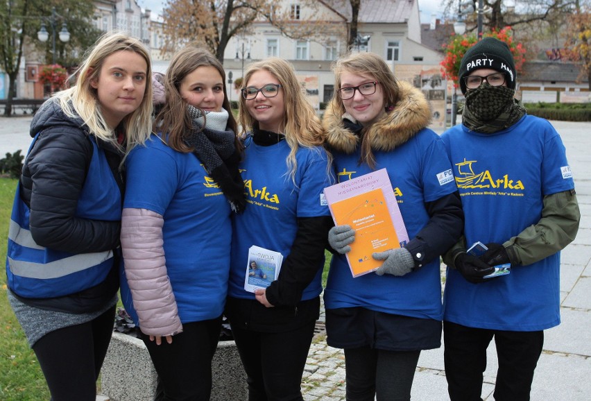 Festiwal Wolontariatu na placu Corazziego w Radomiu. Jak zostać wolontariuszem? Odpowiadali ludzie, którzy na co dzien pomagają innym