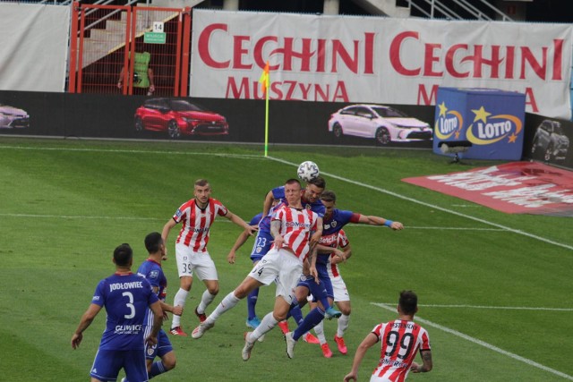 Piłkarze Piasta i Cracovii po raz ostatni zmierzyli się ze sobą na zakończenie poprzedniego sezonu i wówczas w Gliwicach był remis 1:1.  Zobacz kolejne zdjęcia. Przesuwaj zdjęcia w prawo - naciśnij strzałkę lub przycisk NASTĘPNE 